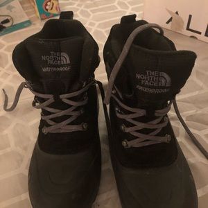 Mint condition boys size 5 North Face boots